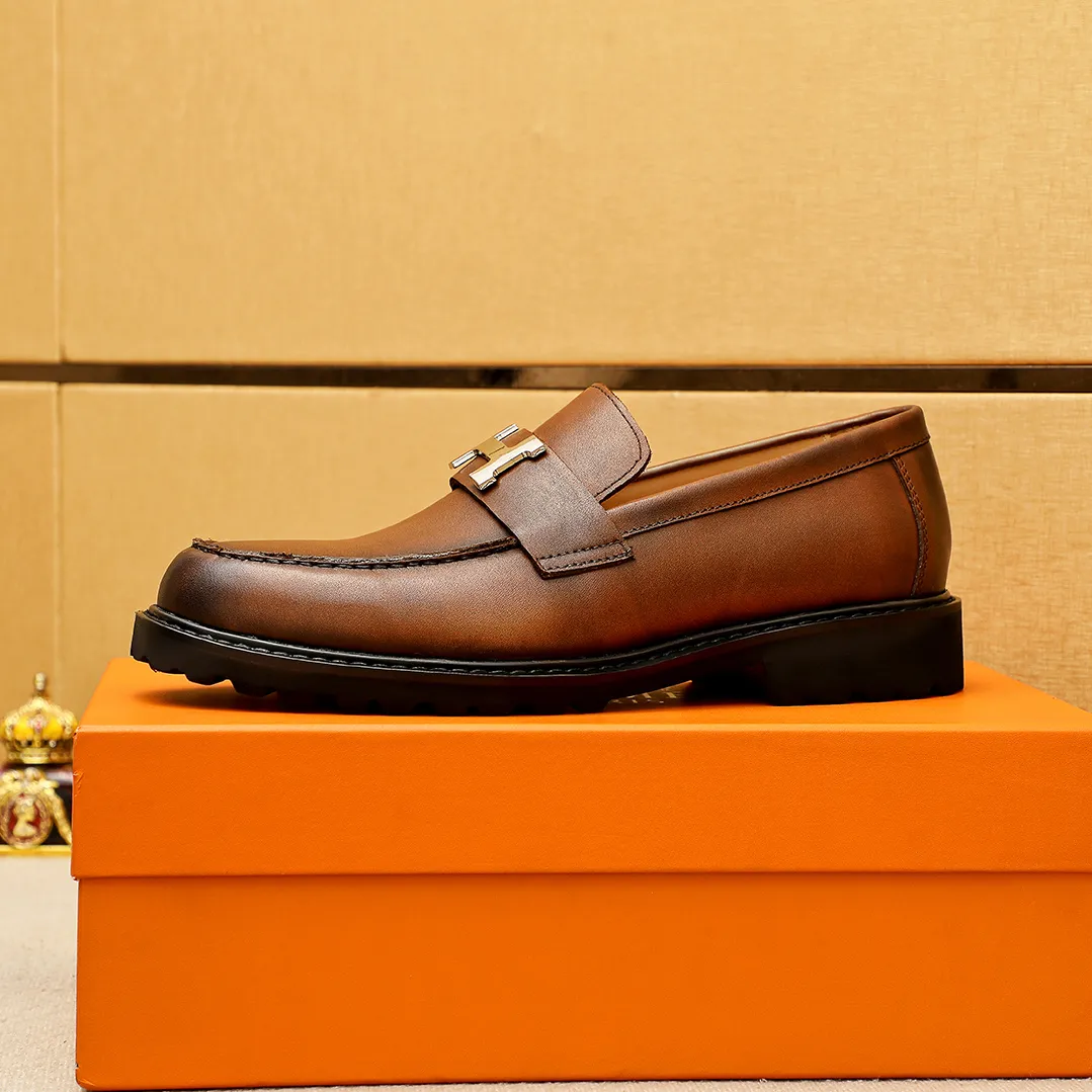 Men's shoes 💰460 💐 Product trademark: HERMES "Hermès" casual leather shoes Regular size: 38-44 (45.46🉑️customized) Product materials: Selected imported first-layer calfskin upper + luxury hardware buckle, imported water-dyed 🐂 cowhide lining. Strong three-dimensional visual effect, original outsole Color: 4⃣️colors available